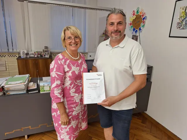 Bürgermeisterin Maria Pachner (l.) gratuliert Vize-Bürgermeister Franz Pointinger (r.) zur erfolgreichen Teilnahme am Katastrophenschutzseminar in der Landesfeuerwehrschule. | Foto: Fotoarchiv Stadtamt
