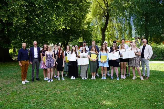 Die Klasse 3STL (von links nach rechts): Dir. Klaus Oberegger, WK-Bezirksstellenleiter Johann Kollreider, Leonie Ruggenthaler, Julia Kopeinig, Leonie Mair, Michelle Schober, Leonie Weiskopf, Laura Grollitsch, Ajna Kovacevic, Vanessa Winkler, Tabea Göritzer, Martin Oberlojer, Silvia Ortner-Leiter, Philipp Kurzmann, Stevanovic Ruza, Joey Biedner, Melanie Berger, Mario Pichler, Sarah Manzl, KV Manuel Geiler, Kevin Sabbathi, Sarah Mühlburger und AK-Bezirksstellenleiter Wilfried Kollreider. | Foto: TFBS Lienz