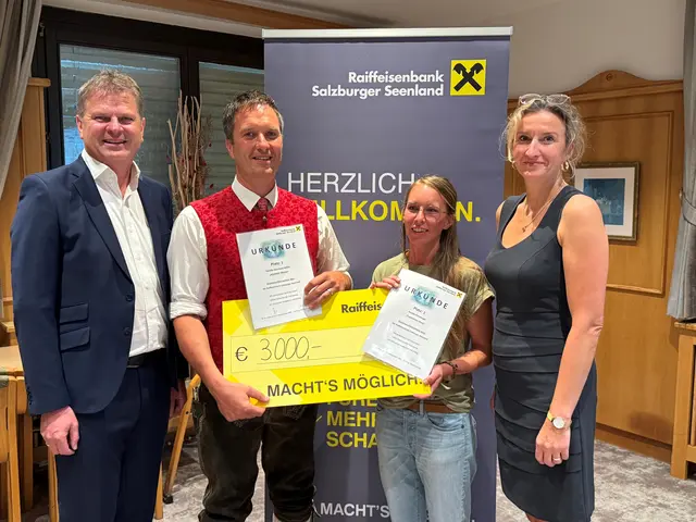 Die Sieger des Regionalförderpreises 2025, gemeinsam mit der Geschäftsleitung der RB Salzburger Seenland. Von links: Geschäftsleiter Herbert Geiersperger (RB Salzburger Seenland), Bernhard Mösl (Hoamat Troad), Kerstin Fimberger (Trumerseen Nuss) und Geschäftsleiterin Sandra Brunkel (RB Salzburger Seenland). | Foto: RB Seenland