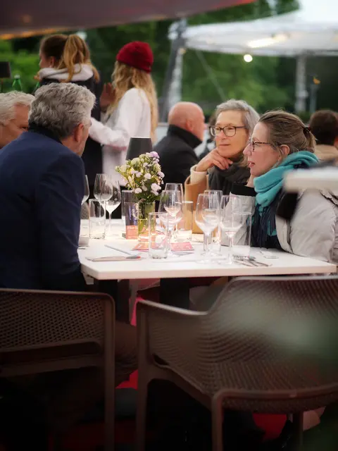Trotz Schlechtwetter: Angeregte Gespräche und gute Laune bei den Gästen und Gastgebern der "runden und eckigen Tische" Anfang Juli am Rathausplatz. | Foto: Michael Thomas RET