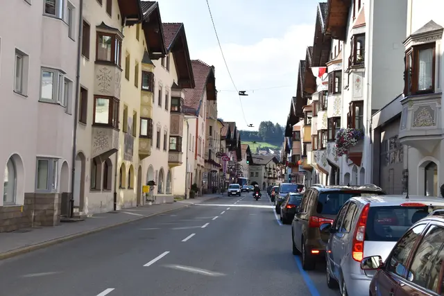 Auf einem Schutzweg ereignete sich eine Kollision zwischen einem Pkw-Lenker und einer Fußgängerin. | Foto: Kainz