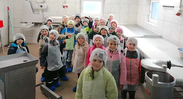 Richtig ausgestattet, durften die Kinder Einblick in die Milchverarbeitung nehmen.
