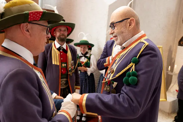 Langjährige Weggefährten im Schützenwesen: Ehrenmajor Anton Pertl gratulierte dem neuen Ehrenhauptmann Thomas Wirth. | Foto: SK Völs