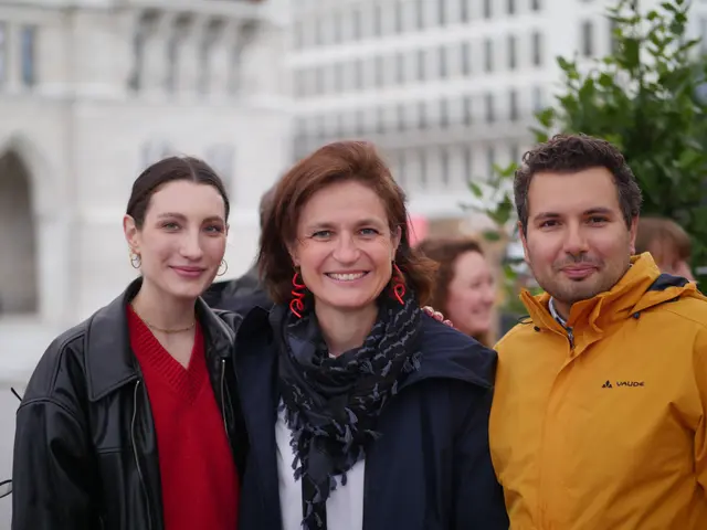 Projektleiterin Katharina Jeschke (Mitte) mit Julia Gallowitsch und Noah Schönhart, beide von Stadt Wien Marketing/ Team des Filmfestivals am 8.7.2025 | Foto: Michael Thomas RET