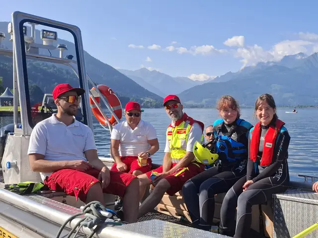 Die beiden Schülerinnen Lena und Hana wurden in den "kleinen Einsatzdienst" der Wasserrettung Zell am See aufgenommen. | Foto: Arbeiter – Samariter – Bund Österrreich, Bundessektion Wasserrettung