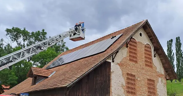 Behutsam wurde der Jungstorch, der sich mit einem Bein ine iner Photovoltaikanlage verfangen hatte, geborgen. | Foto: FF Stallhofen