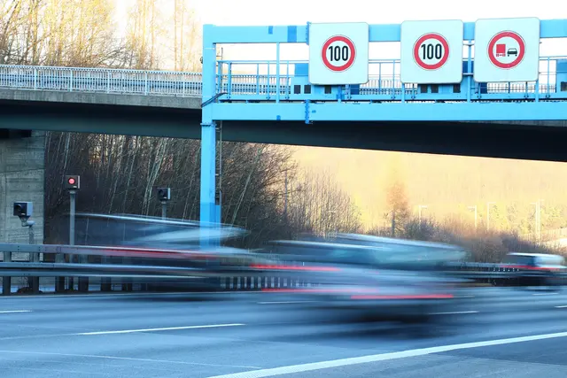 Eine Lenkerin wurde in einer 100er-Beschränkung mit 157 km/h gemessen. (Symbolfoto) | Foto: stock.adobe.com/at/noscere