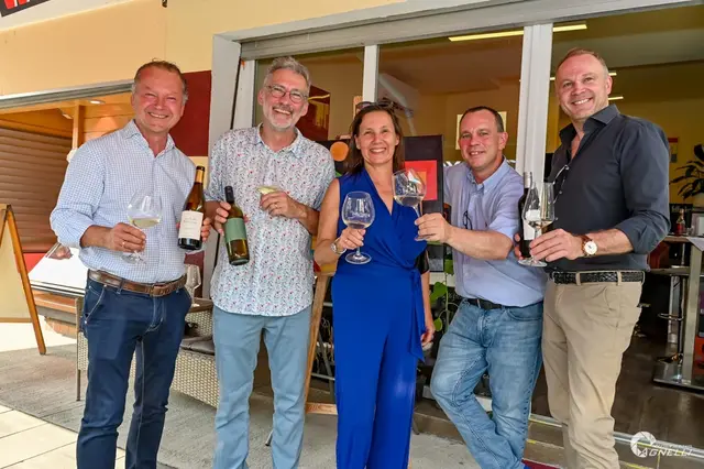 "Darf's ein Glaserl weinsein?" bereichert seit kurzem den Schlingermarkt.  | Foto: Wolfgang Agnelli