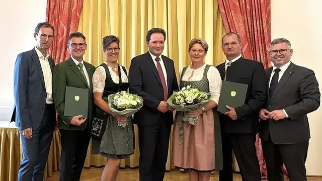 Landtagsabgeordneter Franz Linsbauer und Bezirksbauernkammer-Obmann Herbert Hofer wurden mit dem hohen Berufstitel „Ökonomierat“ ausgezeichnet. | Foto: VP Horn