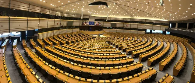 Das EU-Parlament hat einen Misstrauensantrag gegen Kommissionspräsidentin Ursula von der Leyen mit deutlicher Mehrheit abgelehnt – 175 Abgeordnete stimmten dafür, 360 dagegen. Der Antrag, eingebracht von einem rechten Abgeordneten wegen Kritik an ihrer Corona-Politik, wurde auch von der FPÖ unterstützt. | Foto: Tscheinig