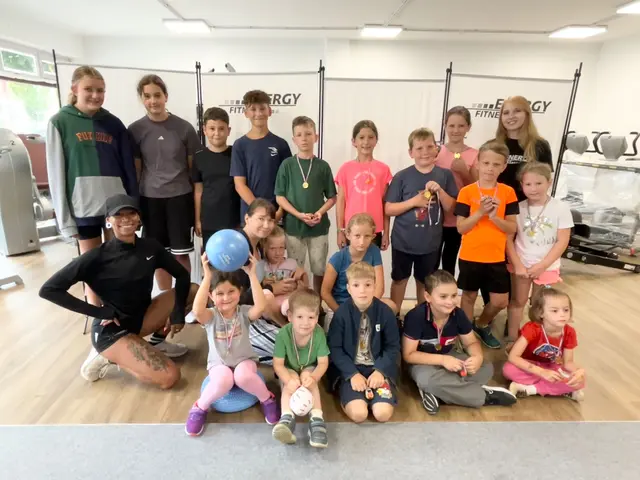 Die Fitness-Gruppe des Ferienprogramms mit den Trainerinnen Olivia Dogbatsey (links kniend) und Jasmin Lindorfer (rechts stehend). | Foto: Martina Gaind