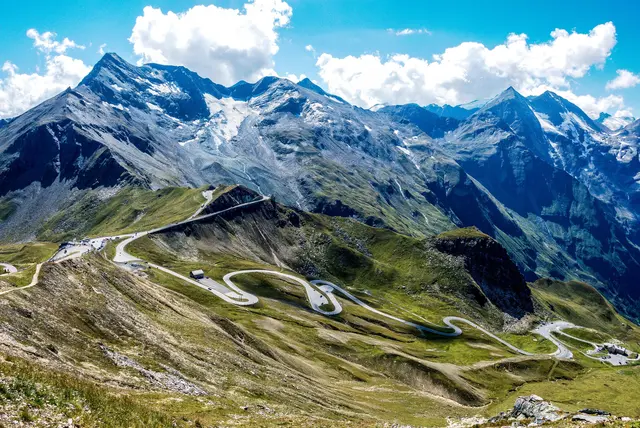 Die Dokumentation „Ein nationales Monument – 90 Jahre Großglockner Hochalpenstraße“ beleuchtet, wie der Spagat zwischen dem Schutz der einzigartigen Alpenlandschaft und den Anforderungen des Massentourismus gelingen kann. | Foto: ORF Salzburg