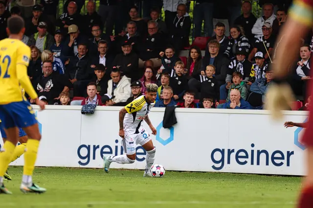 Die zahlreichen Fans am LASK-Platz konnten ihren Lieblingskickern wie hier Andres Andrade auf die blitzeblanken Fußballschuhe schauen. | Foto: Reischl
