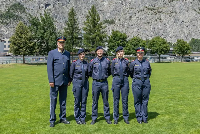ChefInsp Robert Specht (li) konnte die neuen Kolleginnen und Kollegen willkommen heißen. | Foto: Polizei Tirol