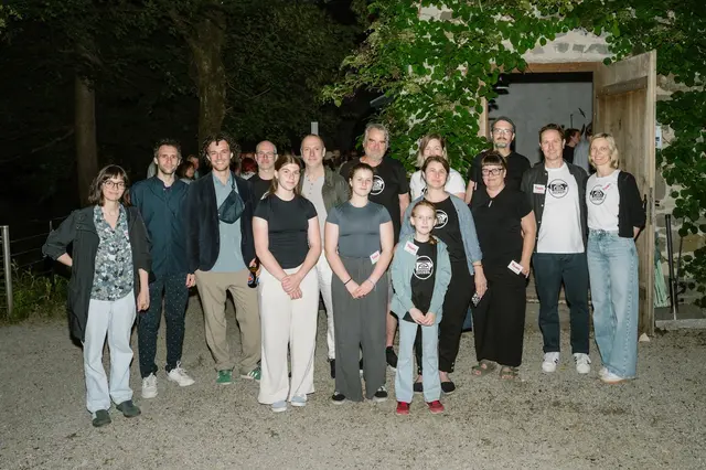 Regisseurin Ani Antonova („Cornucopia“), Regisseur Dominic Kubisch („Echthaar“), Regisseur Laurens Pérol („Solo un Pomodore“), Michael Welser, Geschäftsführer Martin Vogg (Kulturvernetzung), Ludwig Mayr, Katharina Ortner, Manuel Ortner, Andreas Kössl und Rosemarie Aigner (hinten von links) sowie Olivia Mocnik, Mona Mocnik, Johanna Gruber, Gudrun Mocnik und Ursula Schrefl (vorne von links). | Foto: Diana Bachler