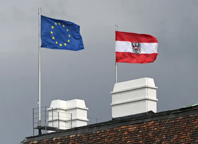 Das EU-Parlament hat einen Misstrauensantrag gegen Kommissionspräsidentin Ursula von der Leyen mit deutlicher Mehrheit abgelehnt – 175 Abgeordnete stimmten dafür, 360 dagegen. Der Antrag, eingebracht von einem rechten Abgeordneten wegen Kritik an ihrer Corona-Politik, wurde auch von der FPÖ unterstützt. | Foto:  HELMUT FOHRINGER / APA / picturedesk.com