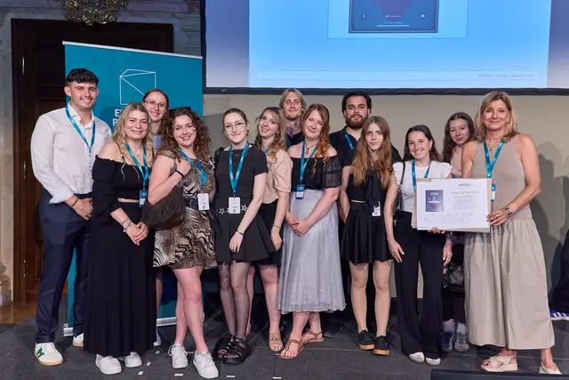WDA-Dozentin Katharina Reitan (r.) nahm den Award gemeinsam mit den angehenden Designer:innen am European Publishing Congress in Wien entgegen.  | Foto: European Publishing Congress 