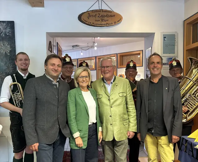 Bauunternehmer Josef Zeppetzauer (2.v.r.) mit Franz Eisl, Ines Schller und Lepold Schilcher. | Foto: Gde. Bad Ischl