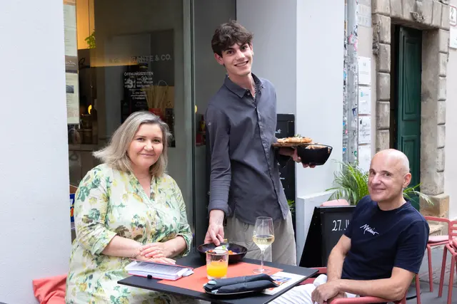 Italien in der Hofgasse: Samuele Fagherazzi (M.) servierte Martina Maros-Goller und Arnold Gatter italienische Köstlichkeiten im Brigante. | Foto: Konstantinov