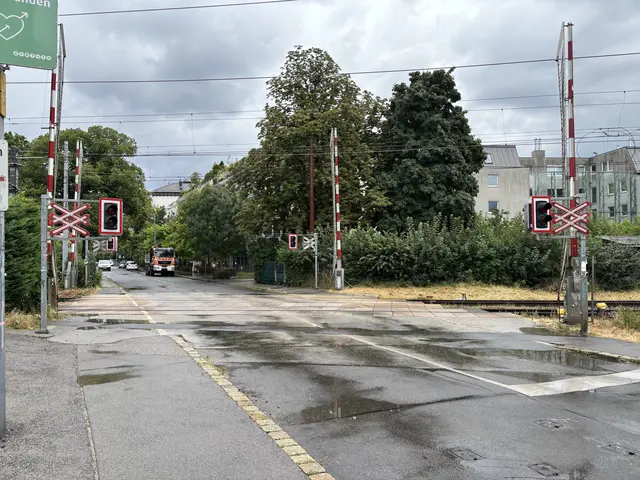 Während die Schranken selbst ordnungsgemäß schließen und die Verkehrsampeln auch zuverlässig ihr Signal abgeben, bleibt das danebenliegende Tor Beobachtern nach Wartungsarbeiten immer wieder tagelang offen. | Foto: Matthias Pandrea
