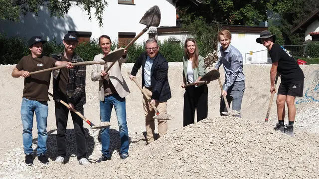 Zum Projektstart gab es Action in Form einer "Schaufeleinheit", bald gibt es an dieser Stelle Action auf Rädern und Scootern. | Foto: Stadtgemeinde Reutte