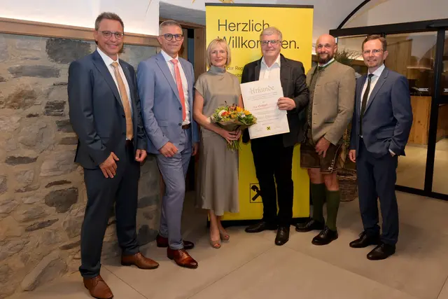 v.l.: Vorstand Andreas Hallinger, der stv. AR-Vorsitzende Manfred Schaffer, die bisherige Obmann-Stellvertreterin Katharina Thalhammer, der bisherige stv. AR-Vorsitzende Gerhard Aigner, AR-Vorsitzender Rudolf Nussbaumer und Vorstand Michael Mittersteiner. | Foto: fotohech