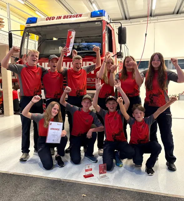 Die Gruppe der FF Oed in Bergen gewann zum zweiten Mal in Folge auch den Wanderpokal für die Bezirksgesamtwertung. | Foto: FF Oed in Bergen