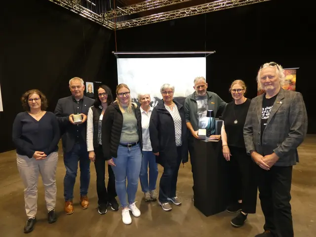 Gegen das Vergessen - Übergabe der Stolpersteine: Lisa Krabichler, Helmut Mall, Tanja Senn, Franziska Schütz, Margit Borgnaes, Agnes Schütz, Norbert Klimmer, Katharina Spiss, Peppi Spiss. 