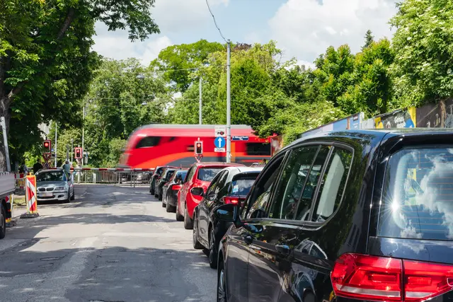 Geschlossene Schranken an der Verbindungsbahn wird es auch weiterhin geben. | Foto: ÖBB/Feuchtenhofer