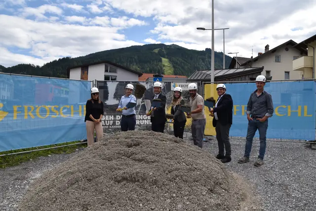 Beim Spatenstich (v.l.): GV Maria Lorenzatto, Günter Guglberger (Vorstand der Abteilung Landesstraßen und Radwege), LHStv. Josef Geisler, Julia Katharina Mang (Abteilung Landesstraßen und Radwege), Bgm. Florian Riedl, Christian Eberl (Ingenieurbüro Eberl ZT GmbH) und Matthias Kirchmair (Firma Fröschl) | Foto: Kainz