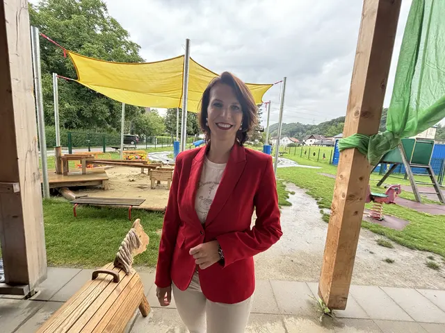 Landeshauptfrau Karoline Edtstadler machte sich ein Bild vom Ausweichquartier des Kindergartens Lengfelden. | Foto: Emanuel Hasenauer