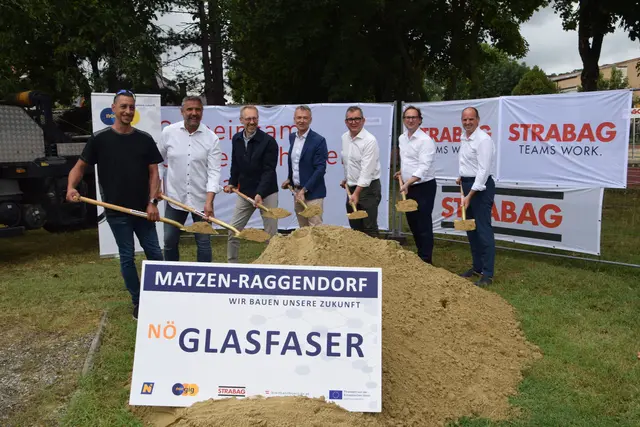 Michael Scheichenberger, Gemeinderat Christian Göschl, Martin Fassl (GF Breitband Holding Gmbh), Reinhard Baumgartner (GF nöGIG), Bürgermeister Alfred Redlich, Abgeordneter zum Nationalrat Andreas Minnich und Abgeordneter zum NÖ Landtag Rene Zonschits | Foto: Rahel Mold