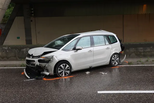 Ein schwerer Crash mit vier Fahrzeugen auf der A8 Innkreisautobahn bei Steinhaus verursachte eine Gesamtsperre der Fahrbahn in Richtung Passau notwendig. | Foto: laumat.at