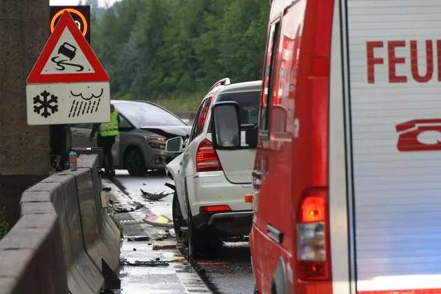 Ein schwerer Crash mit vier Fahrzeugen auf der A8 Innkreisautobahn bei Steinhaus verursachte eine Gesamtsperre der Fahrbahn in Richtung Passau notwendig. | Foto: laumat.at