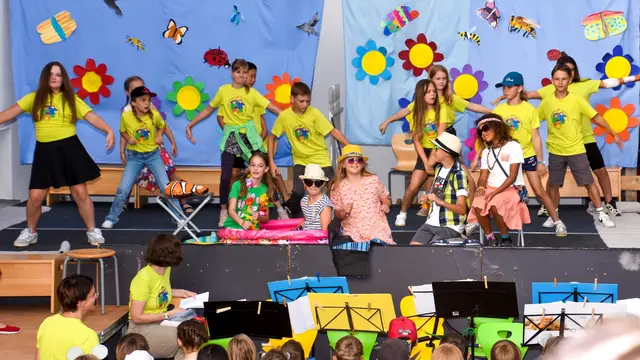 Ein buntes Schulfest nach dem Bilderbuch "Da ist eine wunderschöne Wiese" als Musical gab es in der Volksschule.   | Foto: Karl Neissl