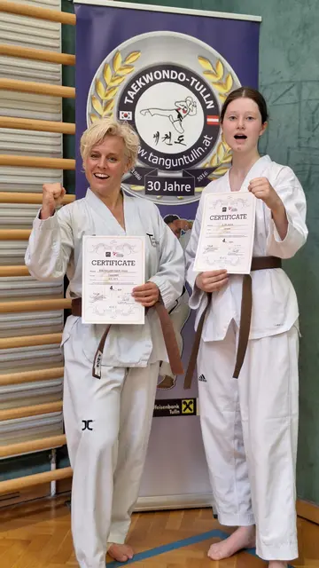 Prüfung auf den 4. KUP bestanden - Anita Baumgartner und Arina Ilyk