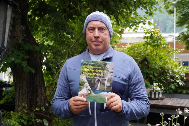 Hansjörg Ransmayr veröffentlichte Anfang Juli sein neuestes Buch und lädt naturverbundene Leser dazu ein, sich auf ein Abenteuer einzulassen und die schönsten Naturbadeplätze in Montenegro, Albanien und Kosovo zu entdecken. | Foto: Nicole Hettegger