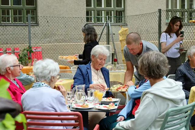 Die neue Gartenterrasse in Wilten lädt Seniorinnen und Senioren zum Verweilen ein. Bei Brötchen und Sekt wurde auf die neue Gartenterrasse angestoßen.  | Foto: ©IKM/M.Darmann