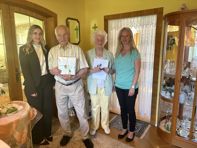 Vanessa Binder (Bezirkshauptmannschaft Gmünd), Gottfried Zelenka, Monika Zelenka und Heidenreichsteins Bürgermeisterin Alexandra Weber (v.l.) | Foto: Stadtgemeinde Heidenreichstein