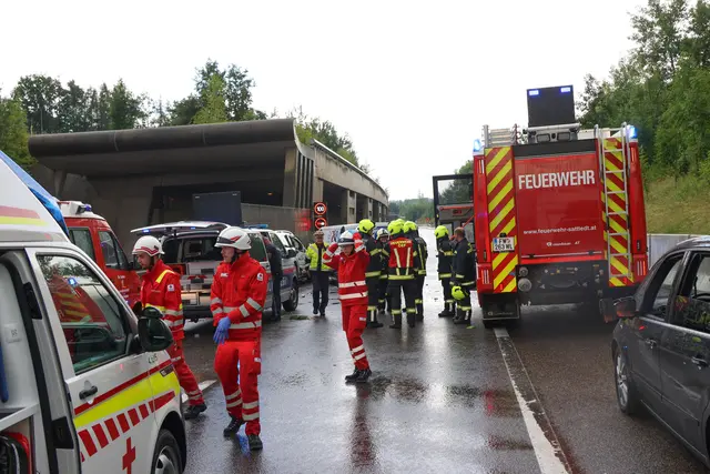 Ein schwerer Crash mit vier Fahrzeugen auf der A8 Innkreisautobahn bei Steinhaus verursachte eine Gesamtsperre der Fahrbahn in Richtung Passau notwendig. | Foto: laumat.at