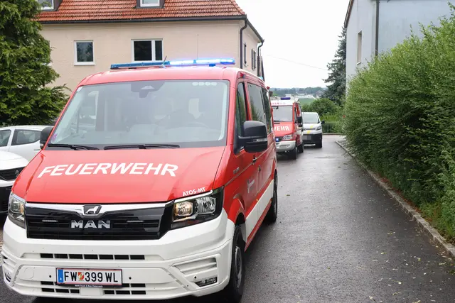 Die Feuerwehr musste zu einem Mehrfamilienhaus in Steinhaus ausrücken, weil plötzlicher Starkregen den Keller komplett überflutet hatte. | Foto: laumat.at