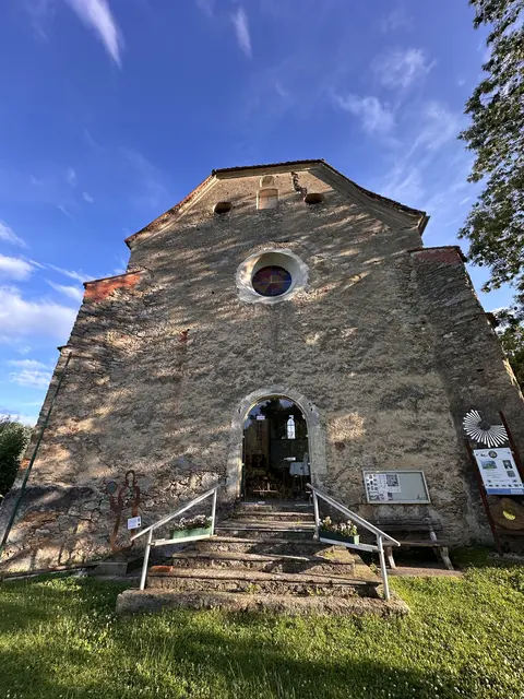 Die Georgibergkirche - ein imposantes und geschichtsträchtiges Gebäude in Kindberg, das einen Besuch lohnt!