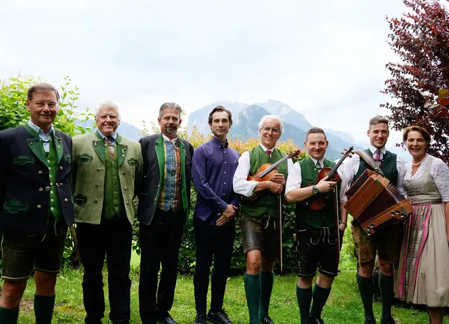 Präsentierten das Konzept für 2025: Josef Ainhirn (Obmann-Stellvertreter der "Streich"), Norman Sambs (Obmann der "Streich"), Bürgermeister Thomas Schönauer, Mihail Sosnovschi (künstlerischer Leiter und Choreograf), Hannes Preßl, Gerhard Kalss und Markus Höller (alle drei von der Ausseer Bradlmusi) sowie Martina Reischauer (Obfrau Kulturausschuss Bad Aussee) | Foto: Stadtgemeinde Bad Aussee