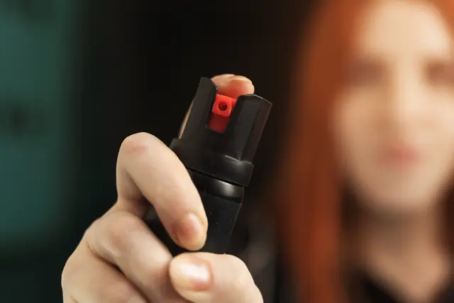 Im Zuge dieses Streites in einem Wohngebäude in Itzling in der Stadt Salzburg richtete die 56-Jährige einen Pfefferspray gegen das Gesicht der Opfer und benutzte ihn auch. | Foto: Symbolbild: stock.adobe.com