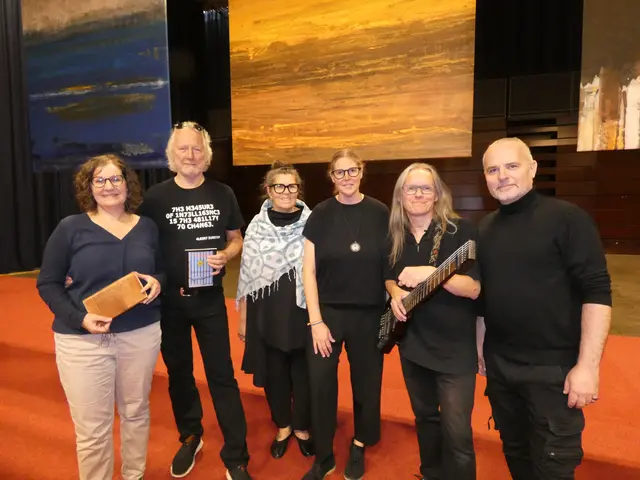 Unter der künstlerischen Leitung von Lisa Krabichler (li) entstand ein Gesamtkunstwerk einer MultiMedia-Theaterlesung mit Peppi Spiss, Daniela Berger, Katharina Spiss, Harry Triendl und Hartwig Ladner. 