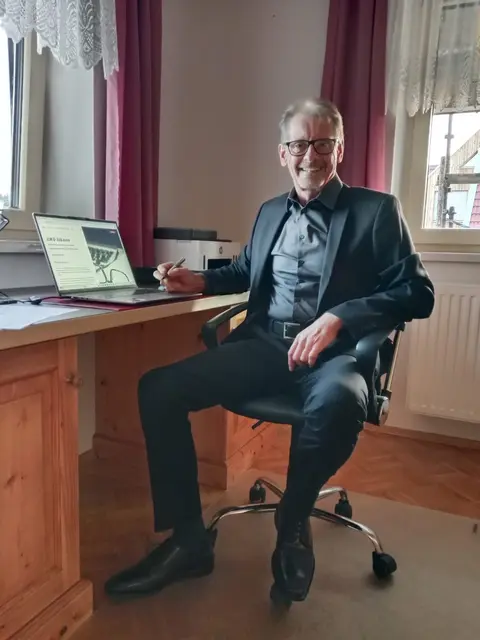 Inhaber Heinz Lipp in seinem Büro in Wies | Foto: privat