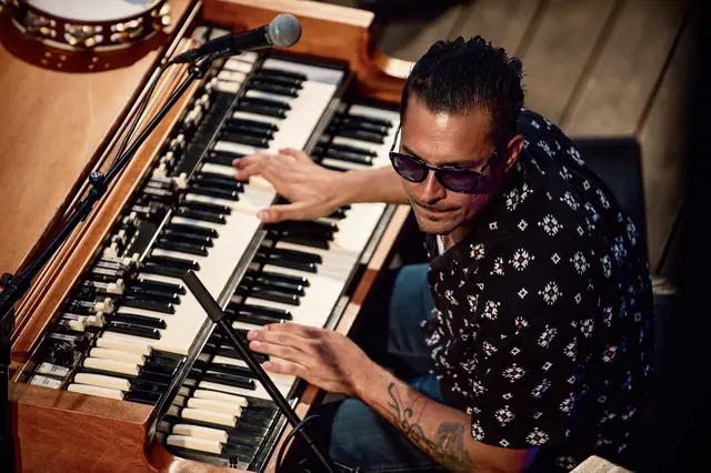 Raphael Wressnig ist durch sein einzigartiges, druckvolles Spiel auf der Original Vintage Hammond zum Inbegriff eines modernen Hammond-Organisten geworden. | Foto: Wressnig