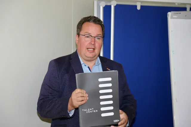 WKO-Obmann Christian Sommerbauer überreichte die Zertifikate. | Foto: Alfred Mayer