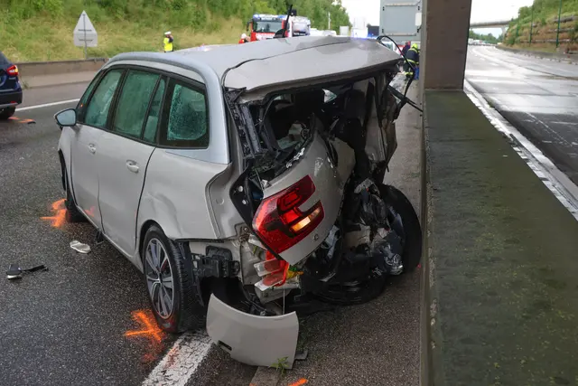 Ein schwerer Crash mit vier Fahrzeugen auf der A8 Innkreisautobahn bei Steinhaus verursachte eine Gesamtsperre der Fahrbahn in Richtung Passau notwendig. | Foto: laumat.at