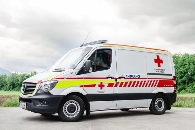 Der 80-Jährige wurde mit Verletzungen unbestimmten Grades in das Tauernklinikum Zell am See gebracht. | Foto: Rotes Kreuz Salzburg